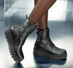 ANFIBI PELLE NERA PLATFORM LOGO METALLICO