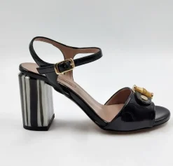 SANDALI CON DECORAZIONE