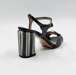 SANDALI CON DECORAZIONE