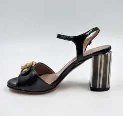 SANDALI CON DECORAZIONE