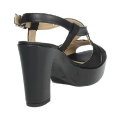 SANDALI CON FASCE INCROCIATE NERO