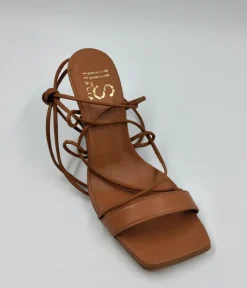 SANDALI IN PELLE MODELLO SCHIAVA CUOIO