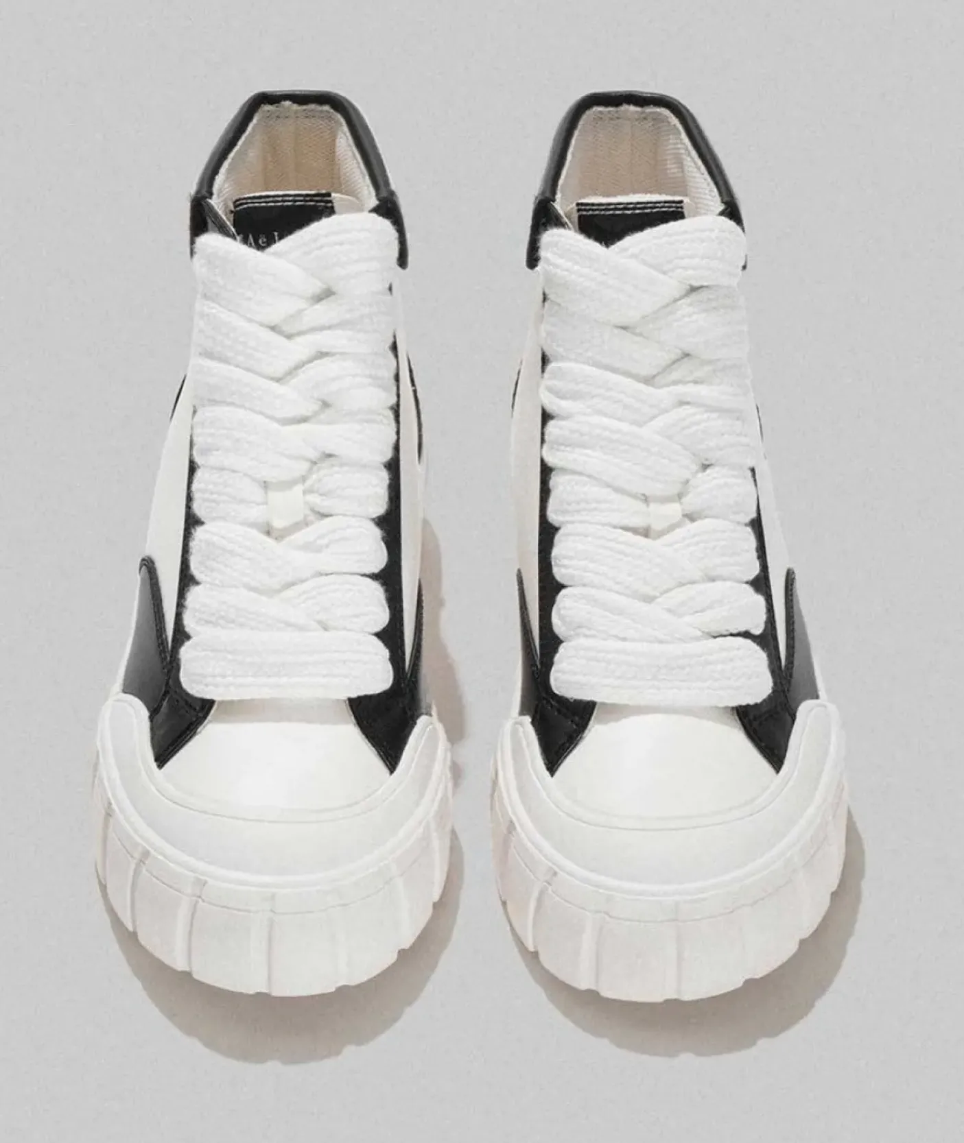 SNEAKERS ALTA CON DETTAGLI ORO E NERI